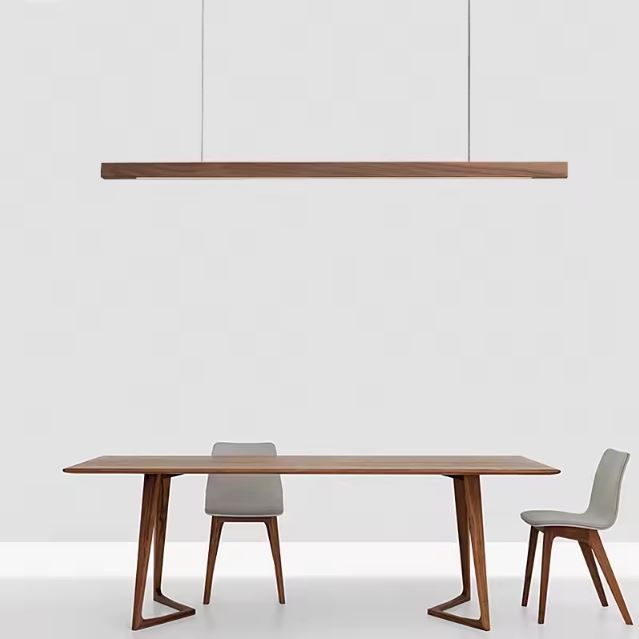 Grande suspension linéaire en bois foncé au style minimaliste, parfaite pour une salle à manger élégante, contemporaine et haut de gamme.