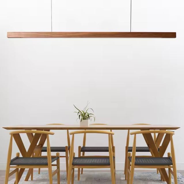 Suspension linéaire bois au style scandinave, parfaite au-dessus d’une grande table de salle à manger minimaliste.