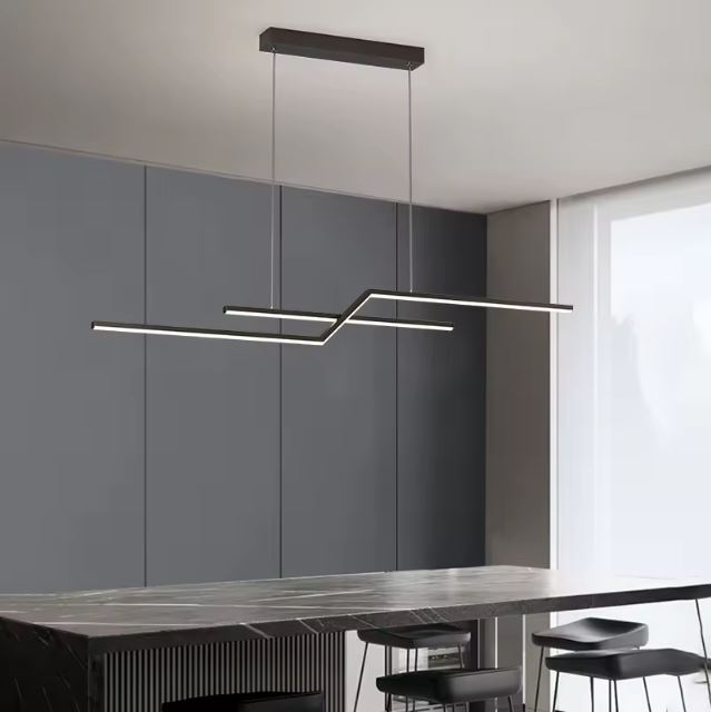 Suspension linéaire noire au design contemporain idéale pour une cuisine moderne et élégante.