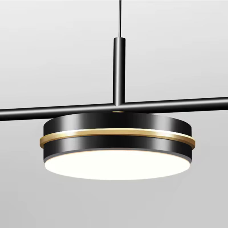 Gros plan sur un disque LED noir cerclé de doré, détail élégant de cette suspension linéaire contemporaine