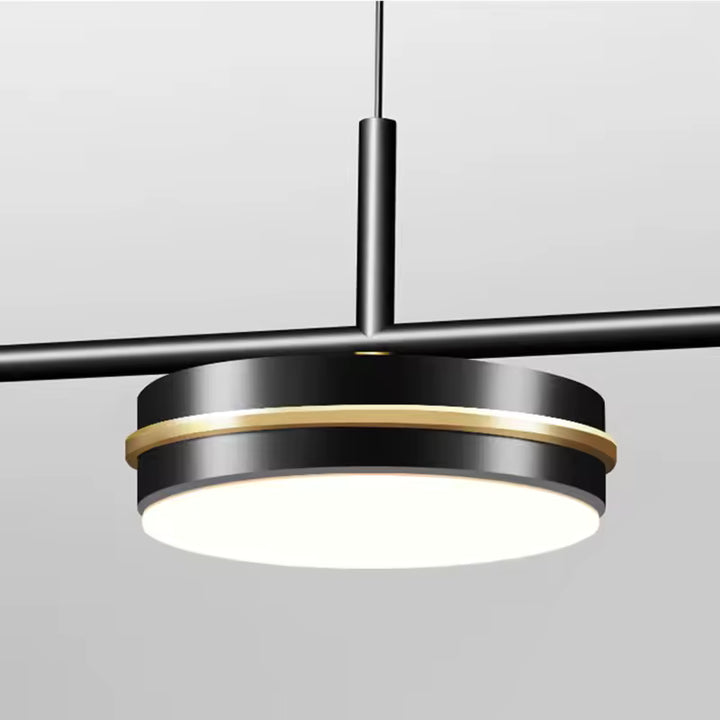 Gros plan sur un disque LED noir cerclé de doré, détail élégant de cette suspension linéaire contemporaine