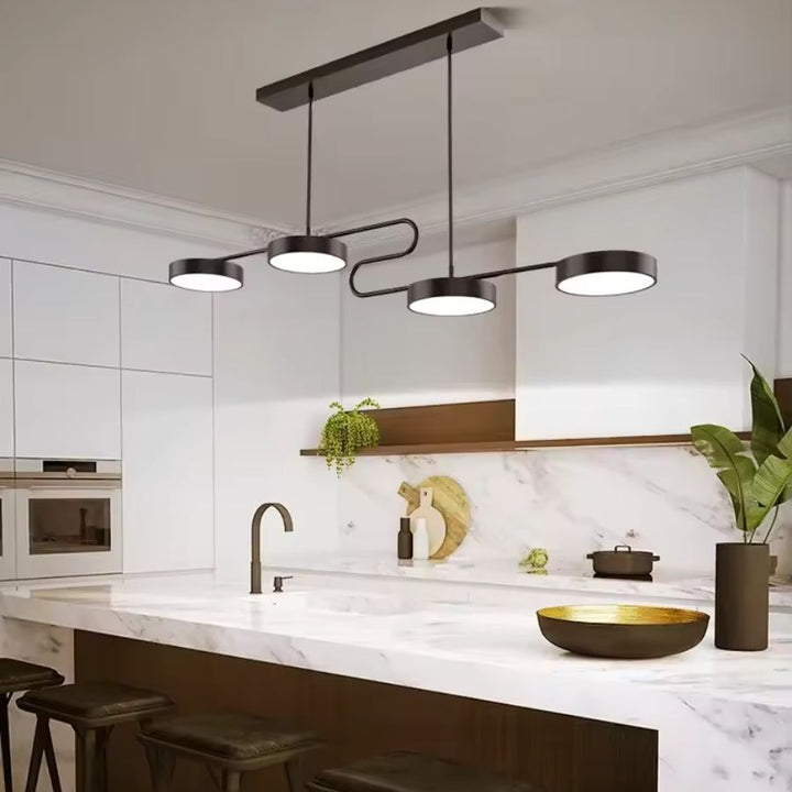 Suspension linéaire à double boucle et disques LED noirs, au style contemporain au-dessus d’un grand îlot de cuisine
