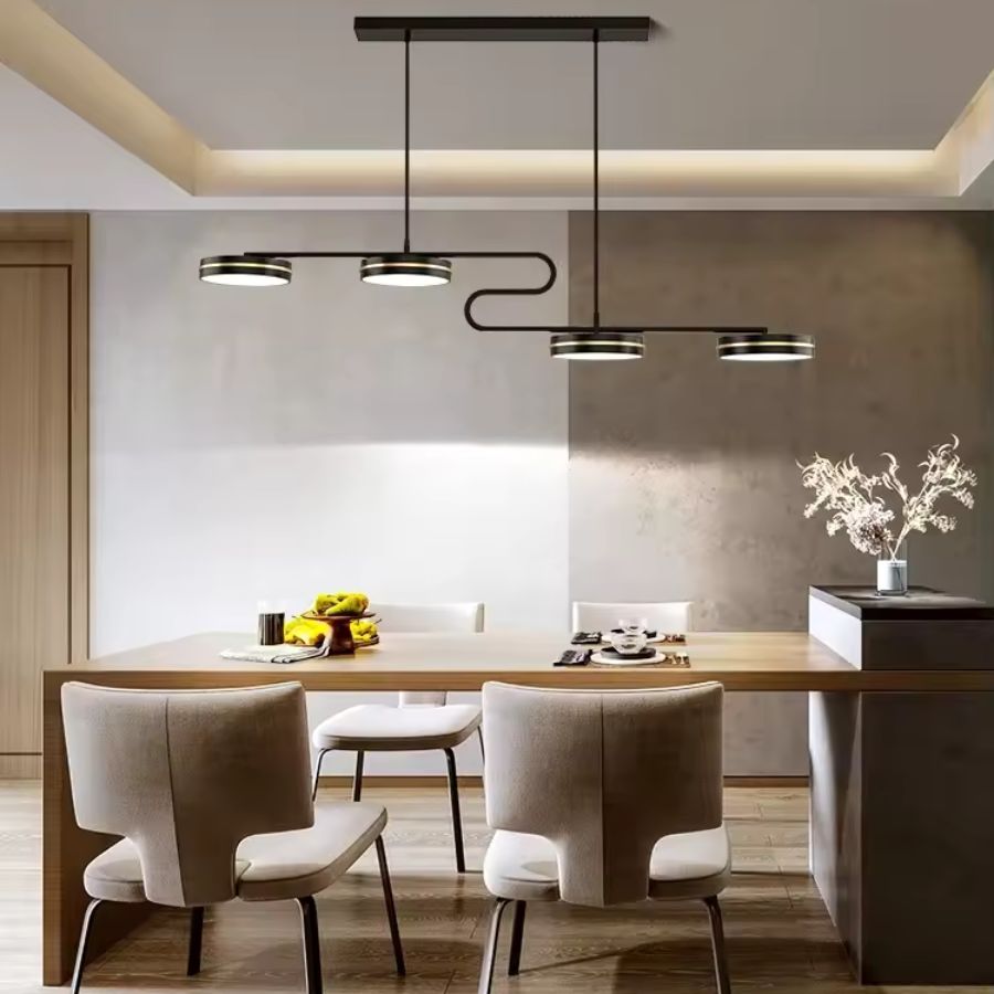 Suspension linéaire à double boucle et quatre disques LED, dans une salle à manger contemporaine aux lignes épurées