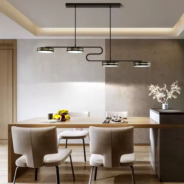 Suspension linéaire à double boucle et quatre disques LED, dans une salle à manger contemporaine aux lignes épurées