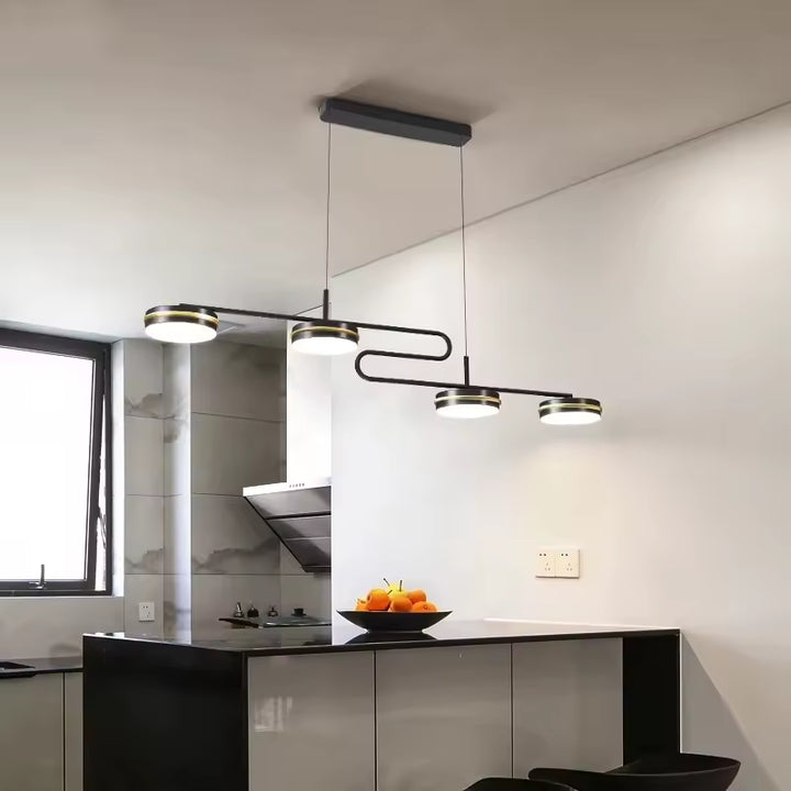 Suspension linéaire à double boucle et disques LED, au style contemporain au-dessus d’un îlot de cuisine