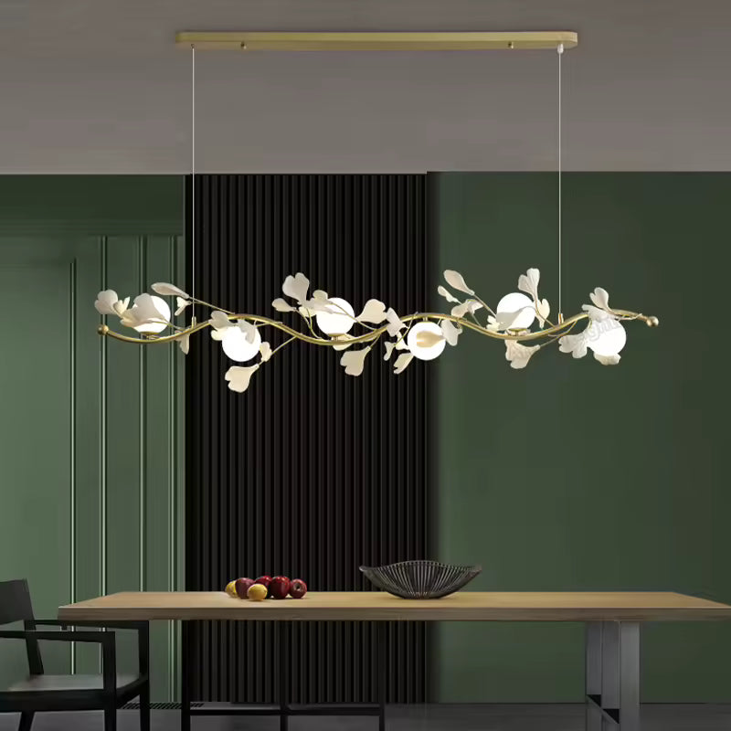 Sur fond de murs vert foncé, suspension florale linéaire aux branches dorées et pétales blancs, de style contemporain.