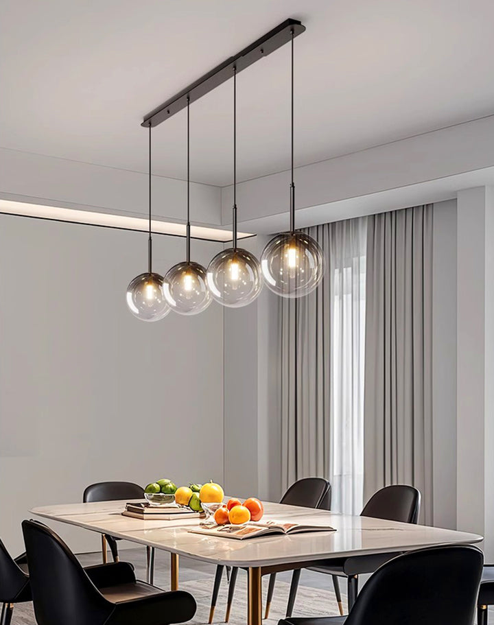 Suspension Linéaire à Globes Suspendus en Verre éclairant une salle à manger au design minimaliste et moderne