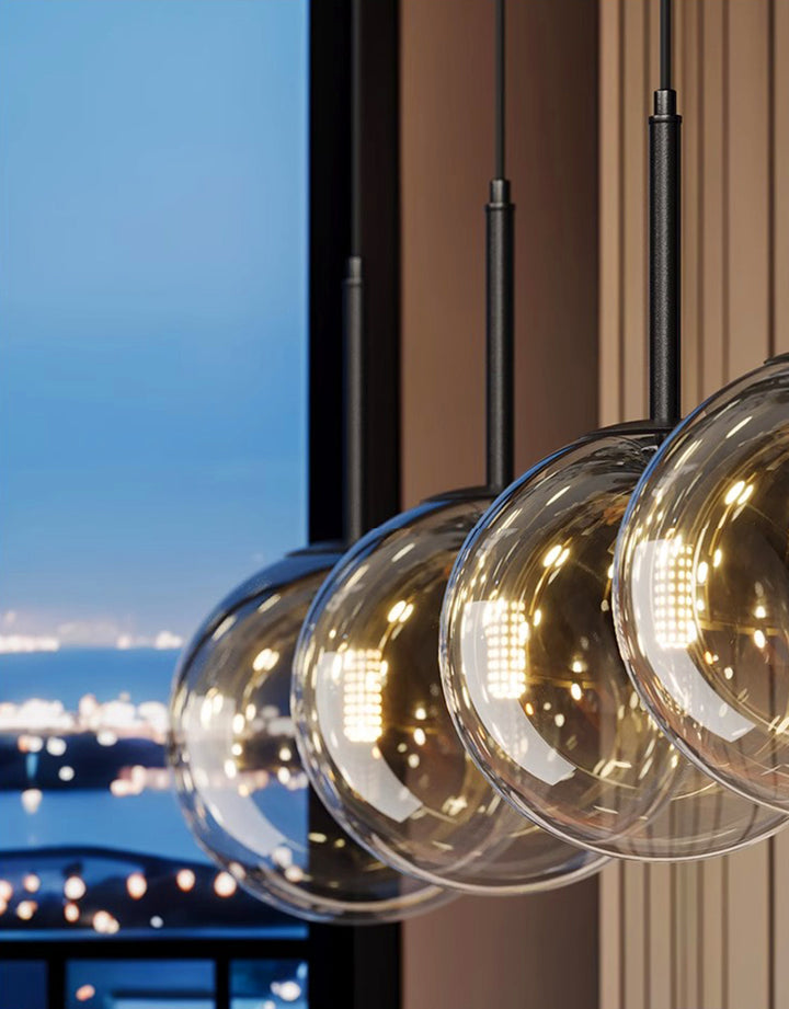 Vue latérale de la Suspension Linéaire à Globes Suspendus en Verre avec globes fumés et ampoules à filament