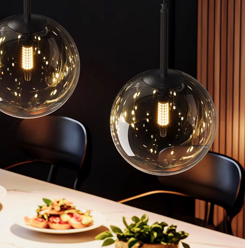 Gros plan des globes en verre de la Suspension Linéaire à Globes Suspendus révélant les ampoules à filament