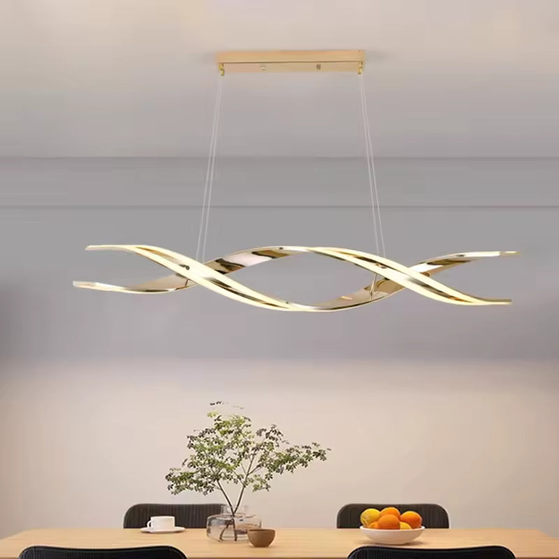 Surplombant une table en bois clair, suspension LED doré rose aux rubans entrelacés, dans une salle à manger de style Japandi.