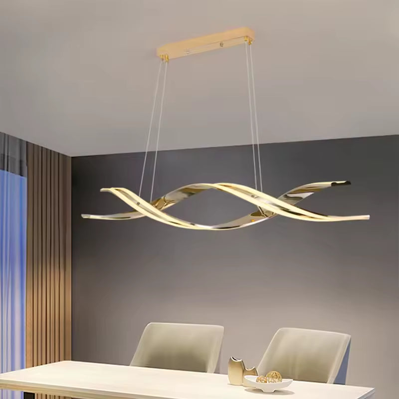 Dans une salle à manger épurée, suspension doré rose à rubans LED torsadés, aux lignes fluides et au style sculptural.