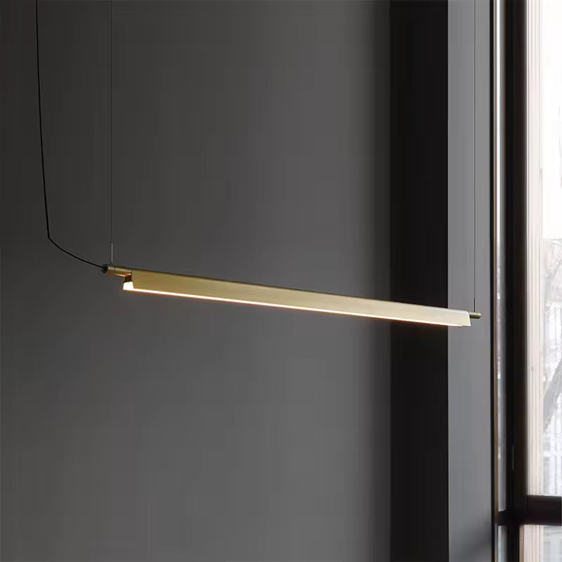Vue latérale d’une suspension linéaire LED dorée au profil fin, au style contemporain et minimaliste