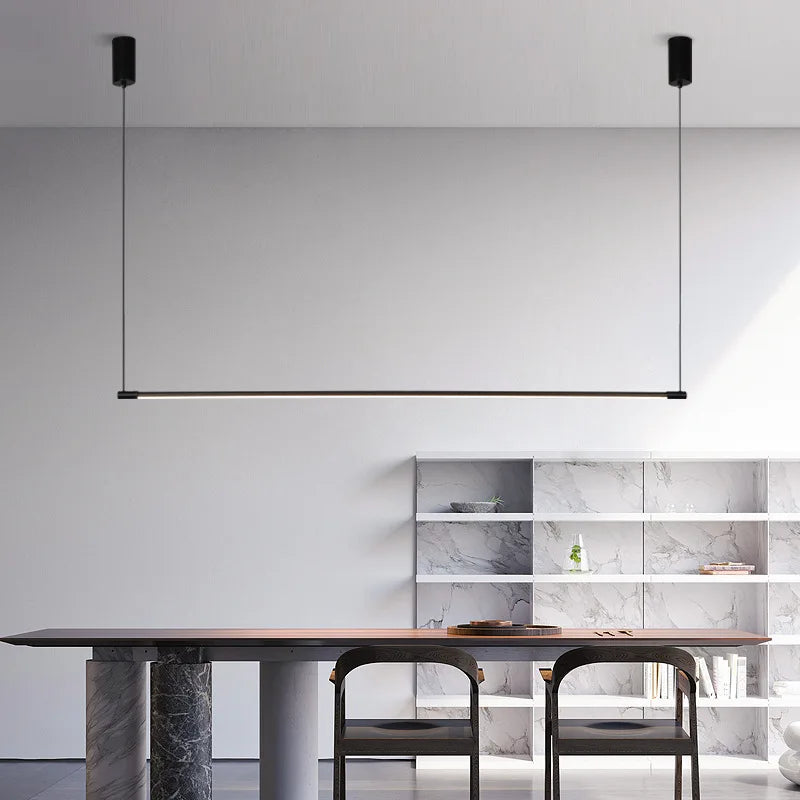 Luminaire suspendu linéaire LED  très fin de couleur noir mat installé dans un espace de travail contemporain.