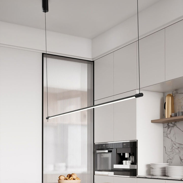 Barre lumineuse suspendue LED noir mat intégrée dans une cuisine moderne.