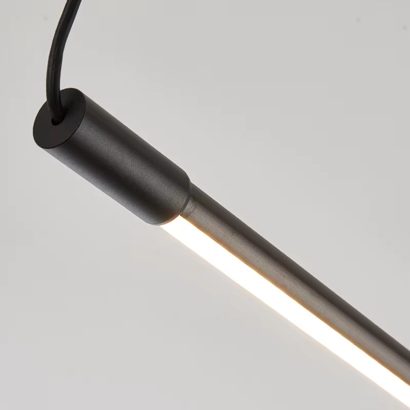Gros plan sur les finitions élégantes d'une suspension linéaire LED en métal noir mat.
