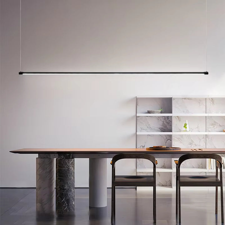 Style industriel chic pour cette suspension linéaire LED noir mat dans une salle de réunion.