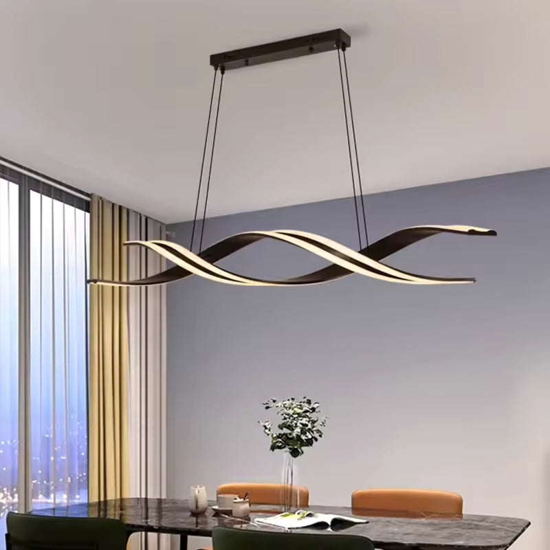 Dans une salle à manger moderne, suspension noire à rubans LED entrelacés, aux courbes sculpturales, au-dessus d'une table en marbre.