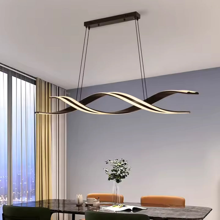 Dans une salle à manger moderne, suspension noire à rubans LED entrelacés, aux courbes sculpturales, au-dessus d'une table en marbre.