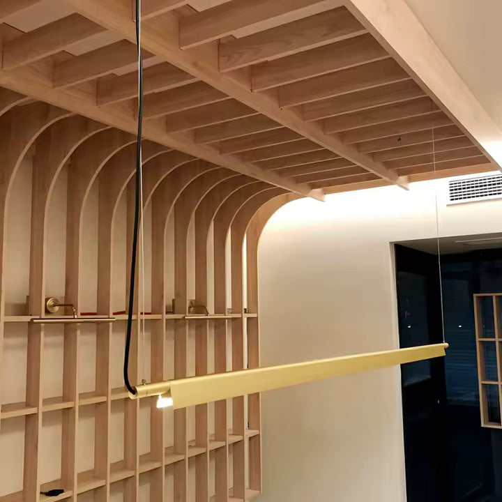 Suspension linéaire LED à profil fin dans un intérieur moderne, au design minimaliste et architectural