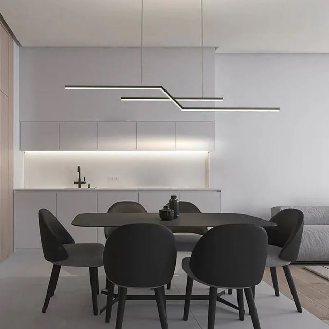 Suspension linéaire noire au design minimaliste pour illuminer une cuisine moderne avec élégance et sobriété.