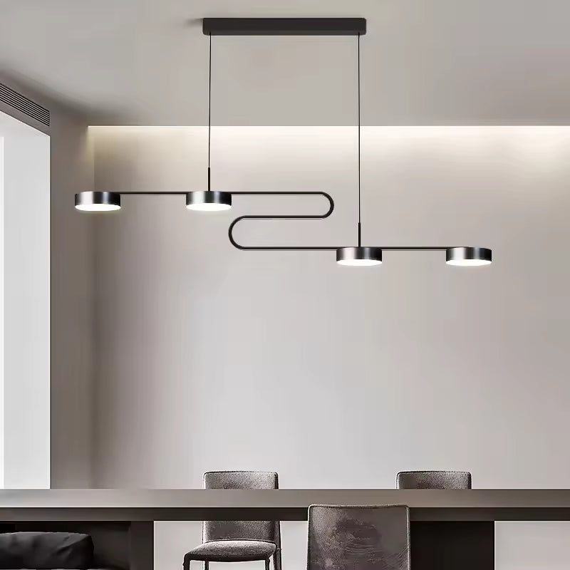 Suspension linéaire noire à disques LED, au design minimaliste et graphique dans une salle à manger moderne