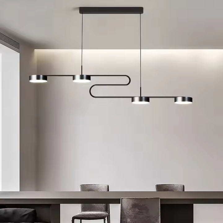Suspension linéaire noire à disques LED, au design minimaliste et graphique dans une salle à manger moderne
