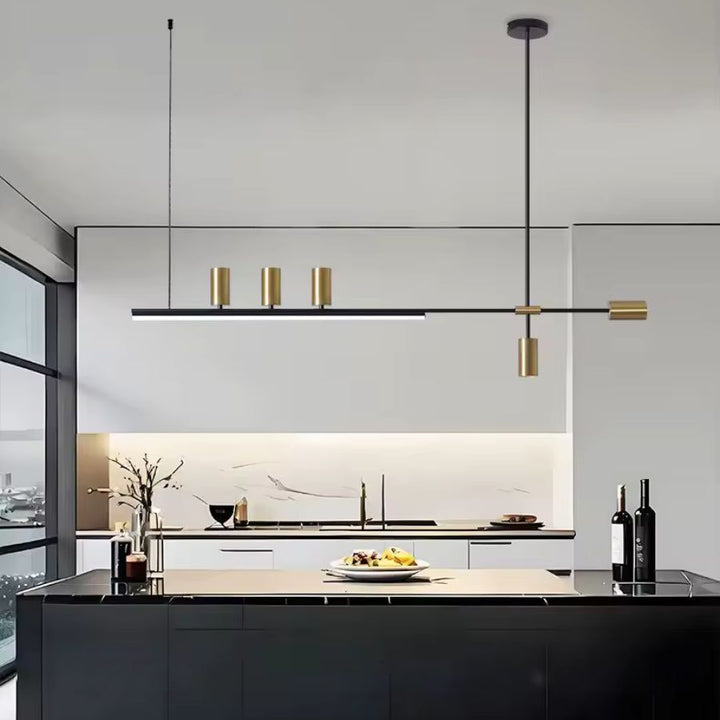 Suspension noire et dorée à silhouette linéaire et contemporaine, installée au-dessus d’un grand îlot de cuisine