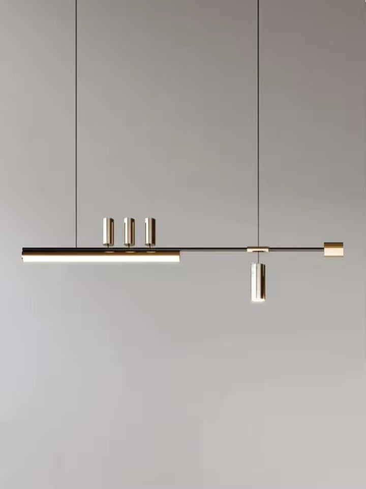 Suspension noire et dorée à structure linéaire géométrique, inspirée du style Bauhaus et du design minimaliste contemporain