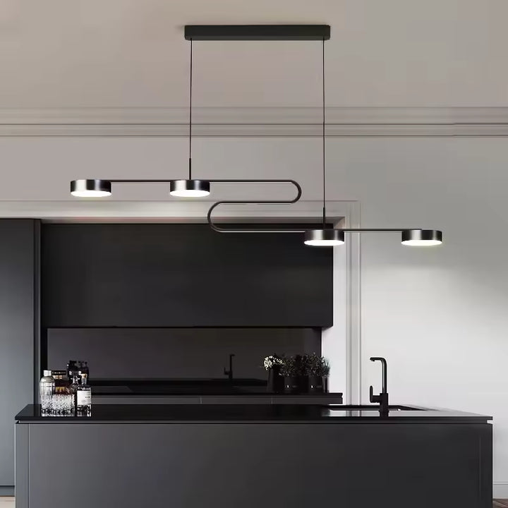 Suspension linéaire noire à disques LED et double boucle, au design minimaliste dans une cuisine moderne