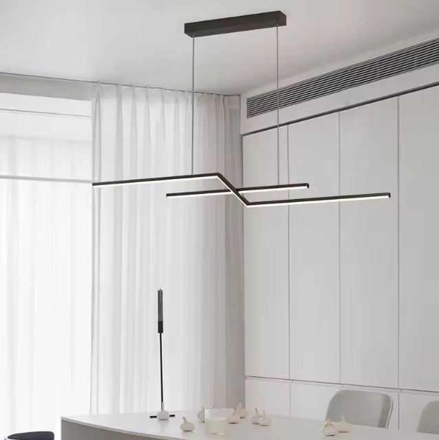 Suspension linéaire noire au design épuré, parfaite pour éclairer une salle à manger moderne et minimaliste.