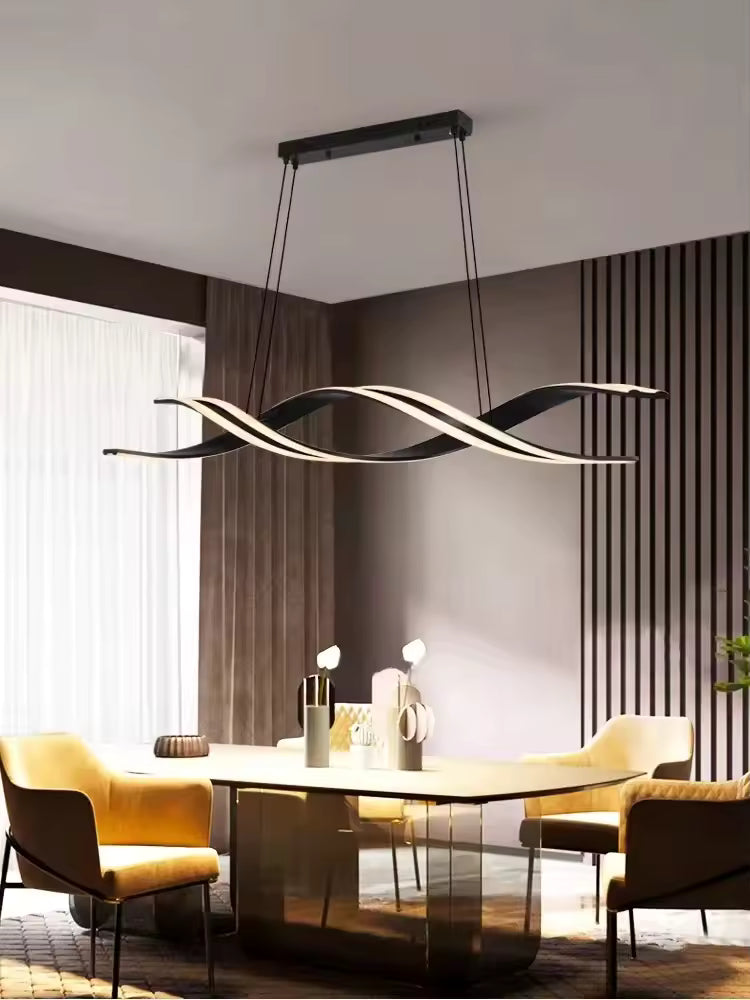 Au-dessus d'une table de salle à manger, suspension LED noire aux rubans lumineux entrelacés, de style moderne et sculptural.