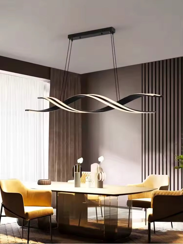 Au-dessus d'une table de salle à manger, suspension LED noire aux rubans lumineux entrelacés, de style moderne et sculptural.