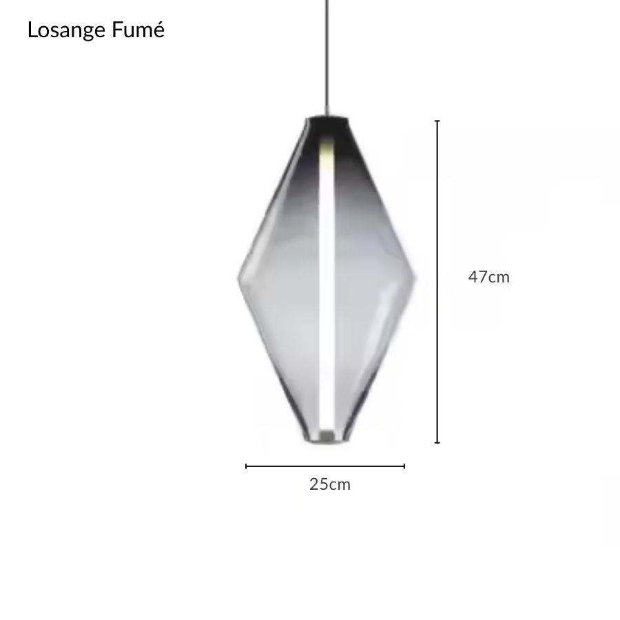 Éclairage suspendu en verre fumé façon losange, marqué par une ligne LED verticale et un style sophistiqué
