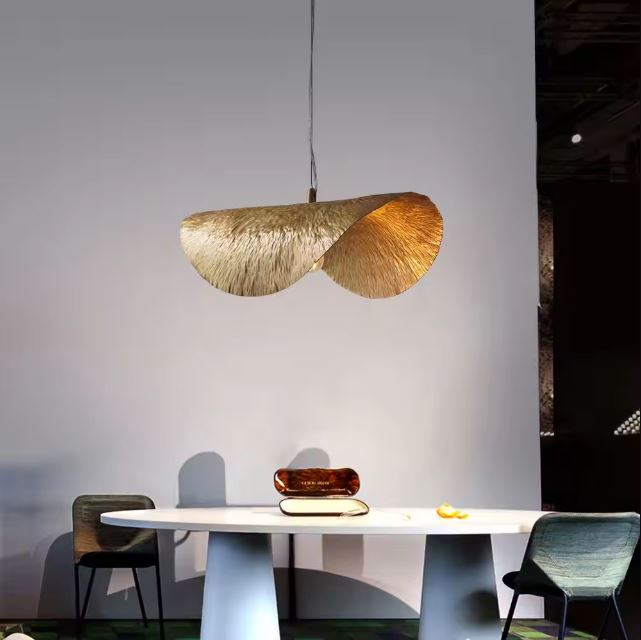 Suspension lotus dorée, élégante et design, parfaite pour éclairer une table à dîner avec raffinement et style.