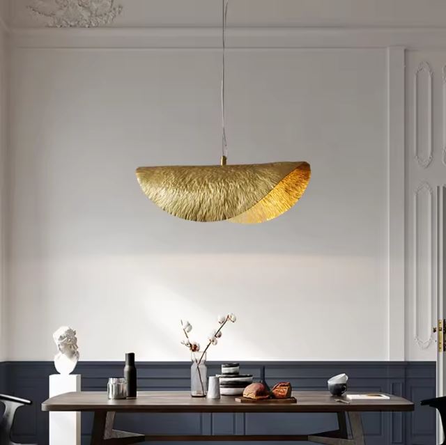 Suspension lotus dorée design moderne, idéale pour éclairer une salle à manger avec une touche élégante et raffinée.