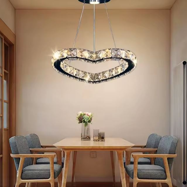 Suspension luminaire cœur en cristal, idéale pour illuminer une salle à manger avec élégance et modernité.