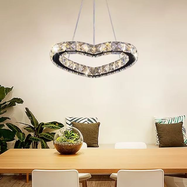 Suspension luminaire cœur, idéale pour illuminer une salle à manger avec un style moderne et chaleureux.