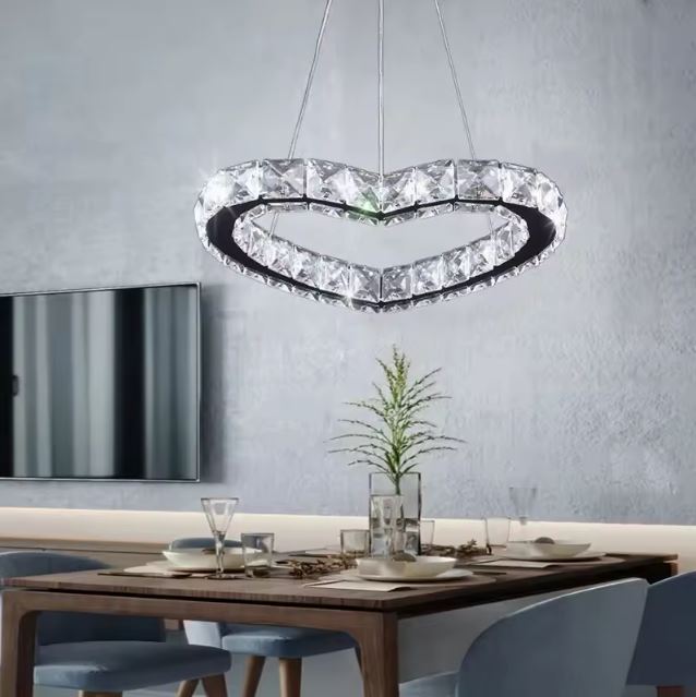 Suspension luminaire cœur, offrant une touche raffinée et lumineuse pour sublimer une salle à manger moderne.