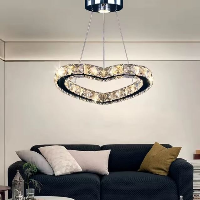 Suspension luminaire cœur moderne en cristal, parfaite pour apporter une touche romantique et lumineuse à votre salon.