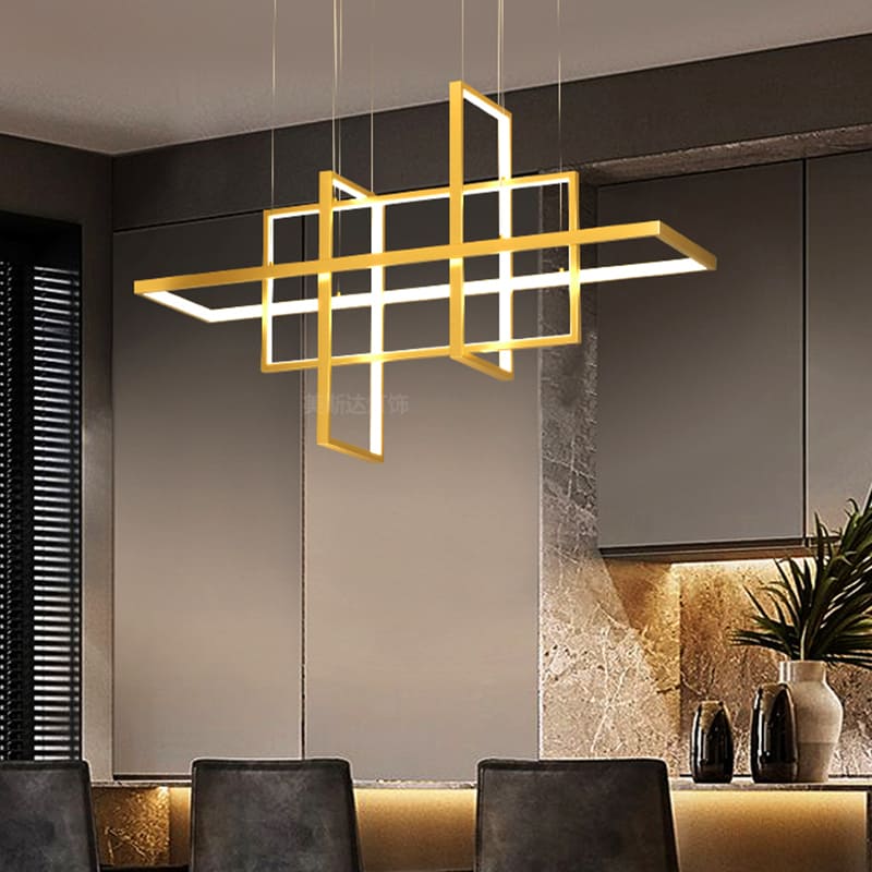 Suspension lumineuse au style minimaliste et épuré avec des cadres dorés dans une ambiance feutrée.
