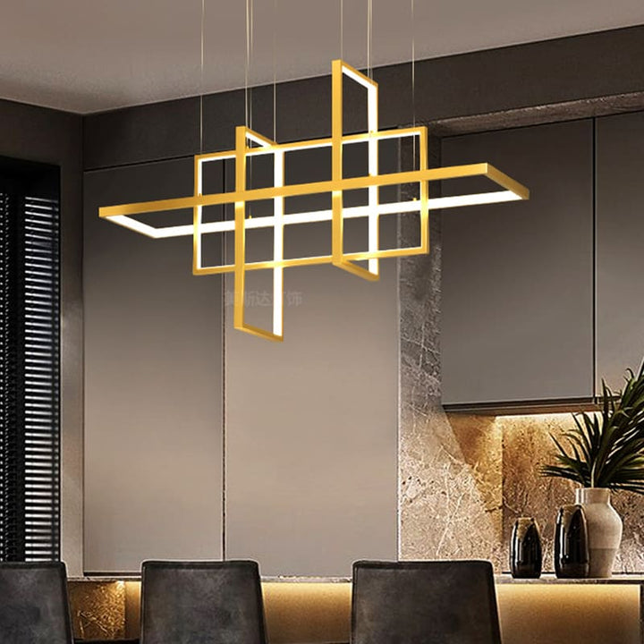 Suspension lumineuse au style minimaliste et épuré avec des cadres dorés dans une ambiance feutrée.