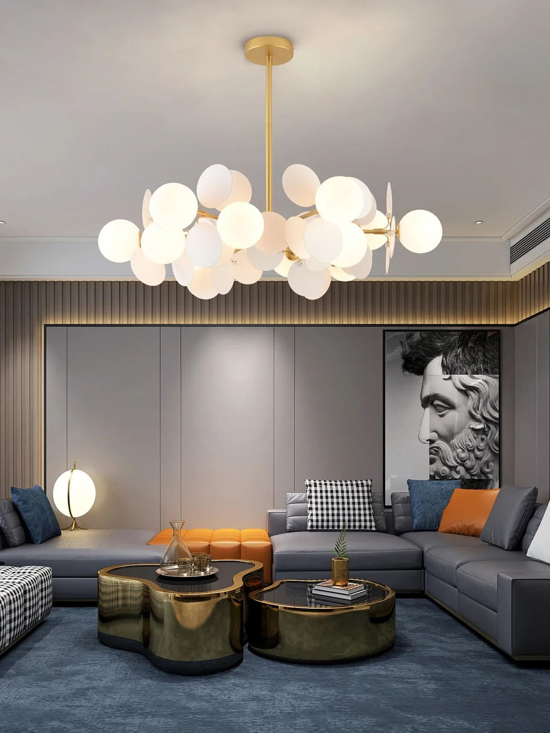 Grand lustre design aux multiples globes lumineux et disques blancs suspendu dans un salon chic et moderne.