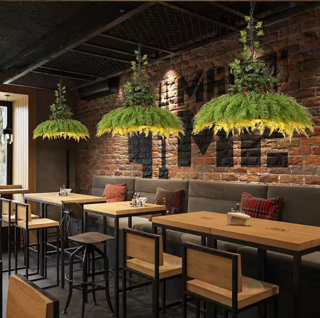 Suspensions luminaires végétales avec plantes créant une décoration naturelle et balinaise dans un restaurant tendance.