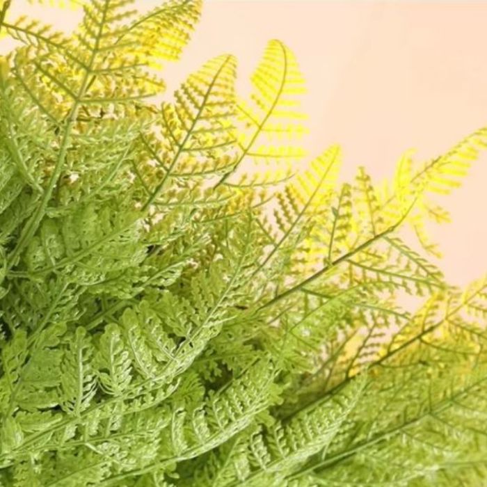 Zoom sur le feuillage de la suspension luminaire végétale, mettant en valeur des plantes décoratives d’aspect naturel et organique.
