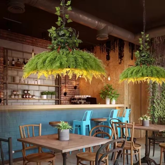 Suspension luminaire végétale avec plantes, apportant une touche naturelle et chaleureuse à la décoration d’un restaurant.