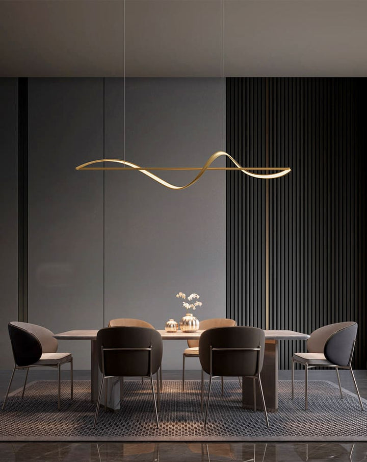Suspension lumineuse contemporaine en ruban ondulé pour une ambiance chic au-dessus du coin repas.
