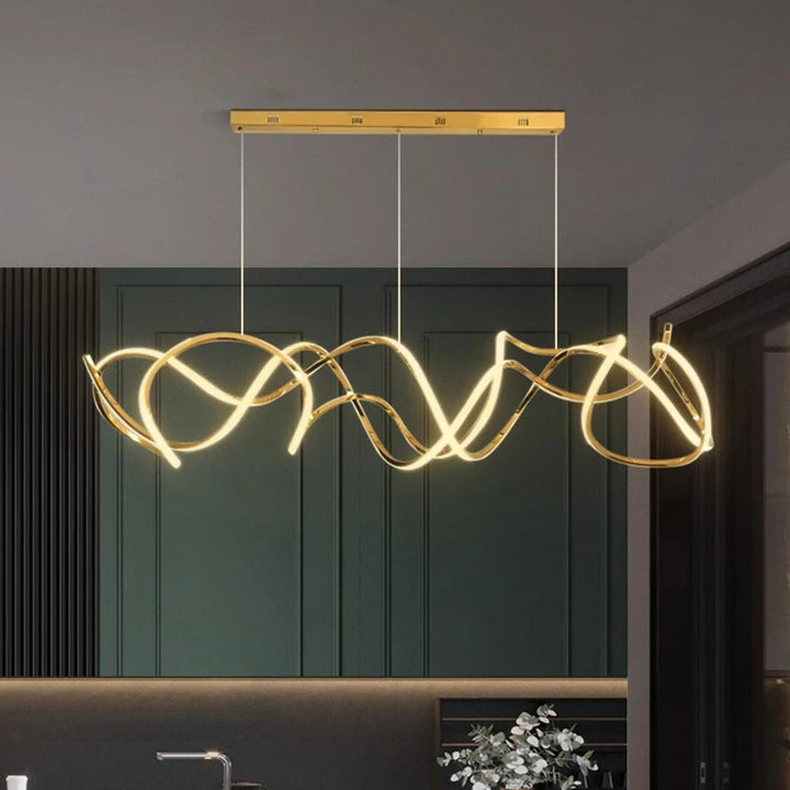 Suspension lumineuse aux lignes fluides et chaleureuses, apportant une touche de luxe discret.