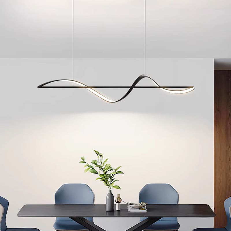 Suspension lumineuse noire aux lignes fluides installée dans un intérieur moderne et élégant.