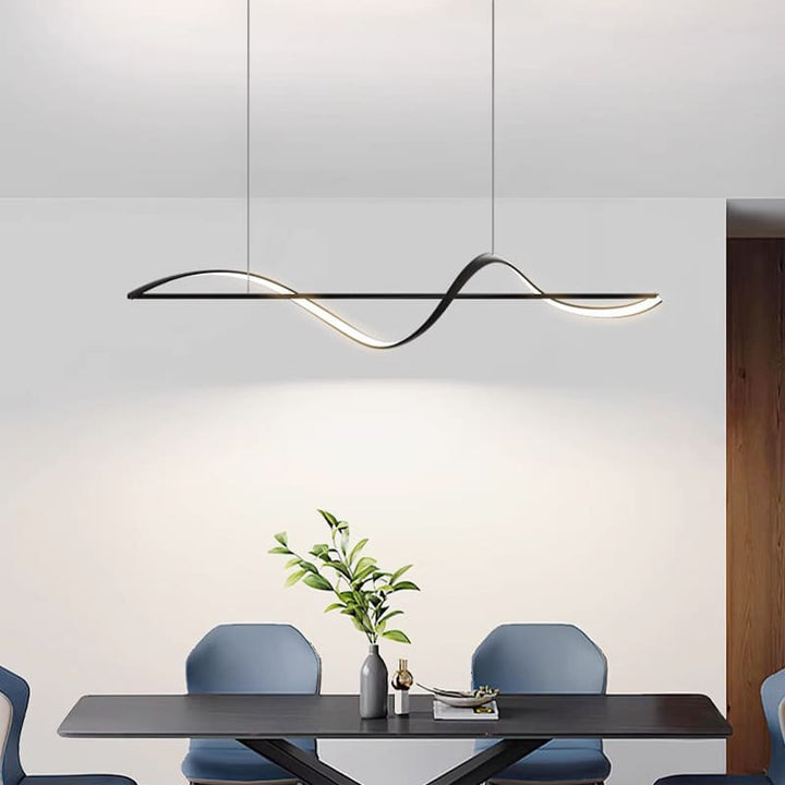 Suspension lumineuse noire aux lignes fluides installée dans un intérieur moderne et élégant.