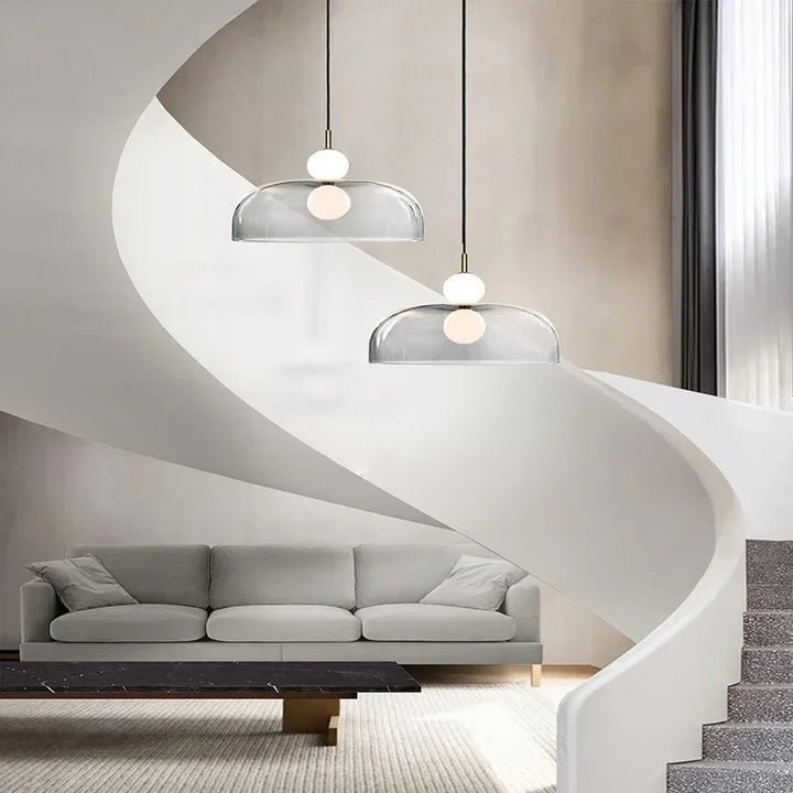 Superbe installation de luminaires suspendus design en forme de dôme au-dessus d'un salon spacieux près d'un escalier.